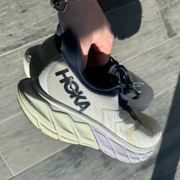 HOKA ARAHI 5 shoes excellent like new condition - Picture 14 of 15